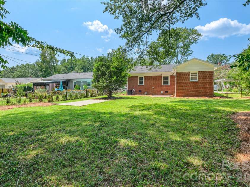 1062 Dresden Drive, Charlotte, NC 28205.  MLS# CAR4412052, YatesRealty ID 45694. Open Backyard