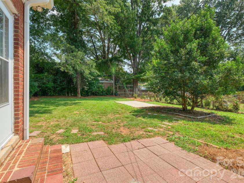 1062 Dresden Drive, Charlotte, NC 28205.  MLS# CAR4412052, YatesRealty ID 45694. Spacious Backyard