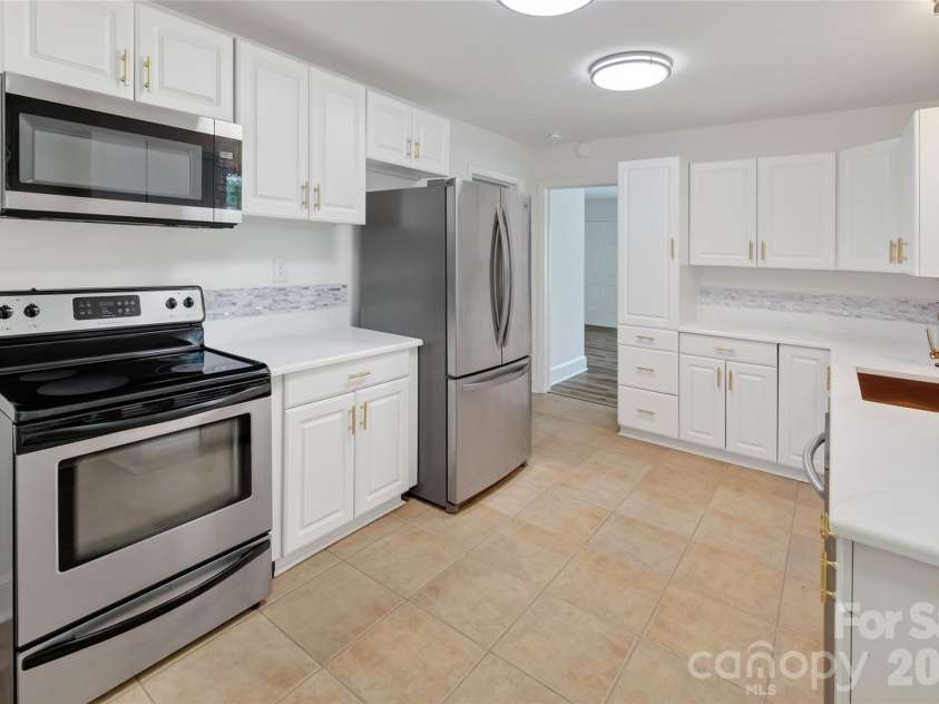 1062 Dresden Drive, Charlotte, NC 28205.  MLS# CAR4412052, YatesRealty ID 45694. Spacious Kitchen