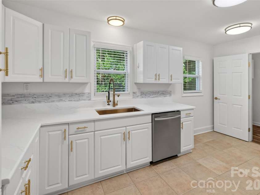 1062 Dresden Drive, Charlotte, NC 28205.  MLS# CAR4412052, YatesRealty ID 45694. Updated Kitchen with stylish gold hardware