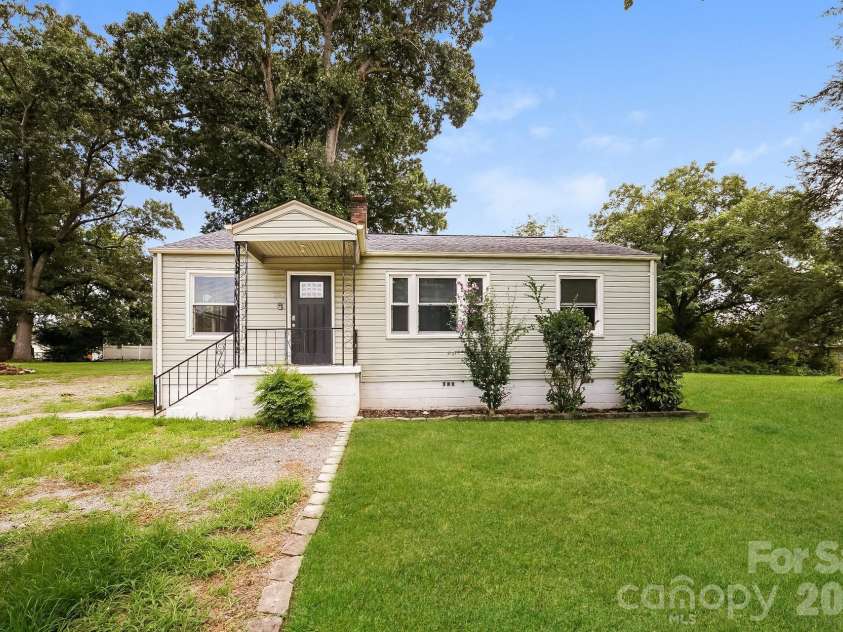 309 Eastside Drive, Statesville, NC 28625.  MLS# CAR4412596, YatesRealty ID 45700. 