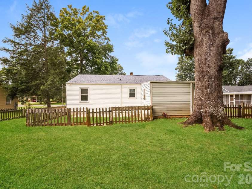 309 Eastside Drive, Statesville, NC 28625.  MLS# CAR4412596, YatesRealty ID 45700. 
