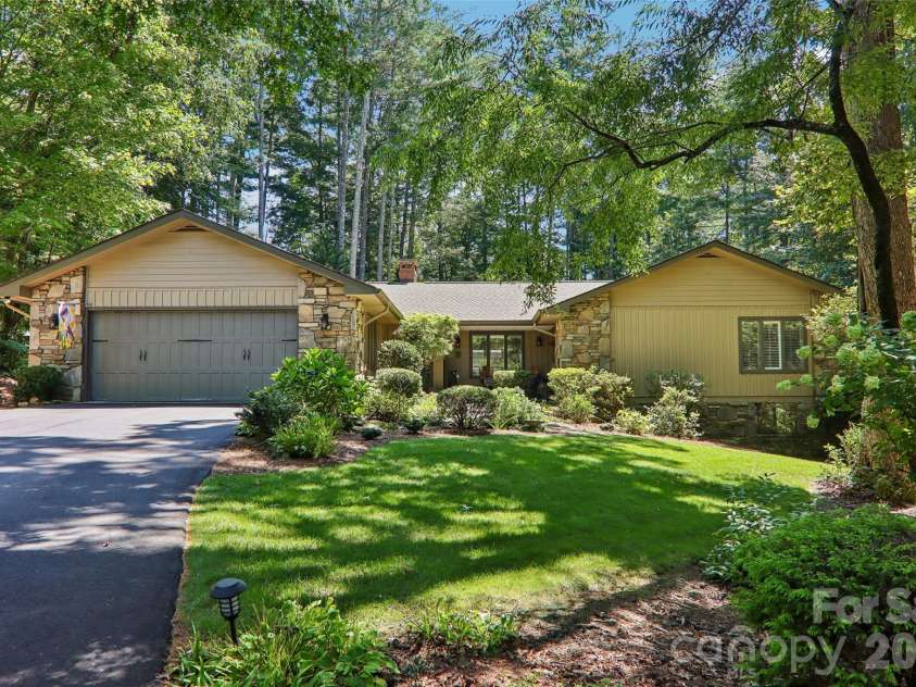 133 Larchmont Drive, Hendersonville, NC 28791.  MLS# CAR4415855, YatesRealty ID 45708. 