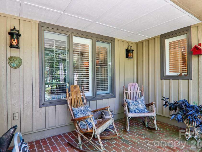 133 Larchmont Drive, Hendersonville, NC 28791.  MLS# CAR4415855, YatesRealty ID 45708. 