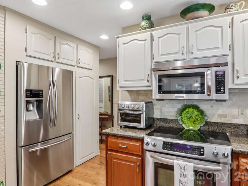 133 Larchmont Drive, Hendersonville, NC 28791.  MLS# CAR4415855, YatesRealty ID 45708. 