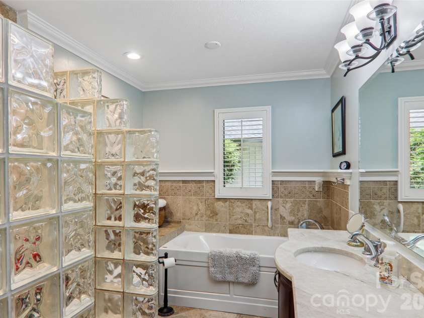 133 Larchmont Drive, Hendersonville, NC 28791.  MLS# CAR4415855, YatesRealty ID 45708. Primary Bath