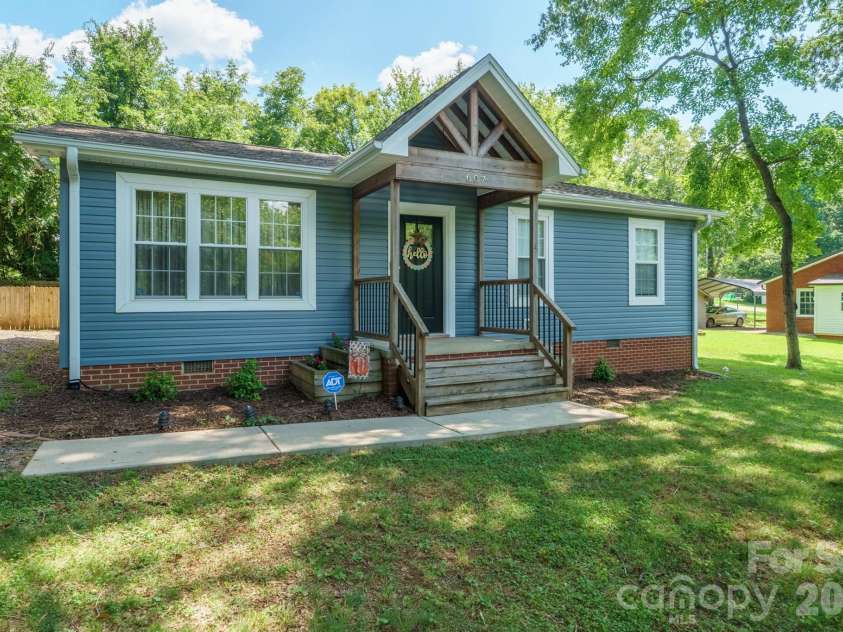 607 17th Street, Newton, NC 28658.  MLS# CAR4416815, YatesRealty ID 45709. 