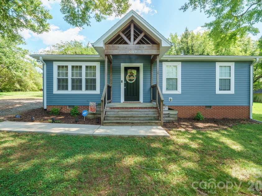 607 17th Street, Newton, NC 28658.  MLS# CAR4416815, YatesRealty ID 45709. 