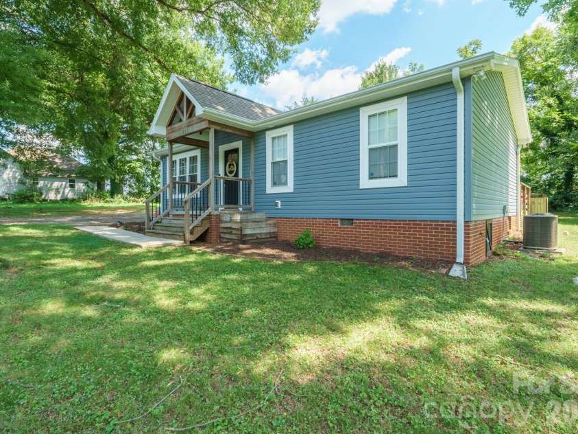 607 17th Street, Newton, NC 28658.  MLS# CAR4416815, YatesRealty ID 45709. 