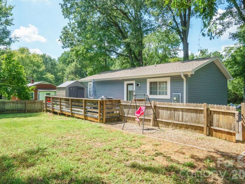 607 17th Street, Newton, NC 28658.  MLS# CAR4416815, YatesRealty ID 45709. 