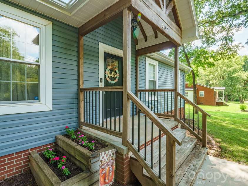607 17th Street, Newton, NC 28658.  MLS# CAR4416815, YatesRealty ID 45709. 