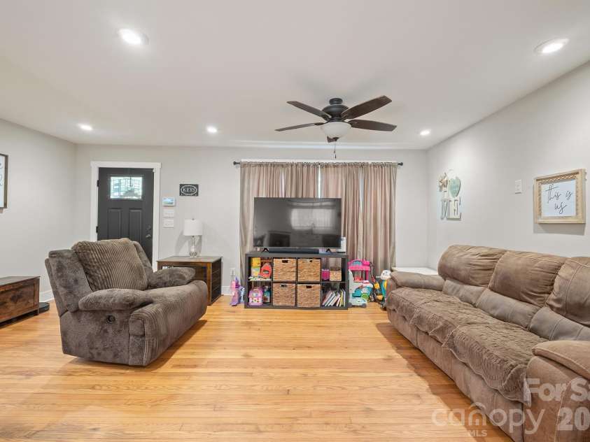 607 17th Street, Newton, NC 28658.  MLS# CAR4416815, YatesRealty ID 45709. 