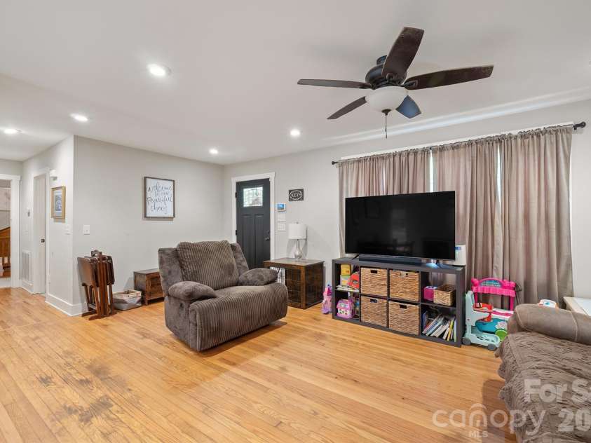 607 17th Street, Newton, NC 28658.  MLS# CAR4416815, YatesRealty ID 45709. 