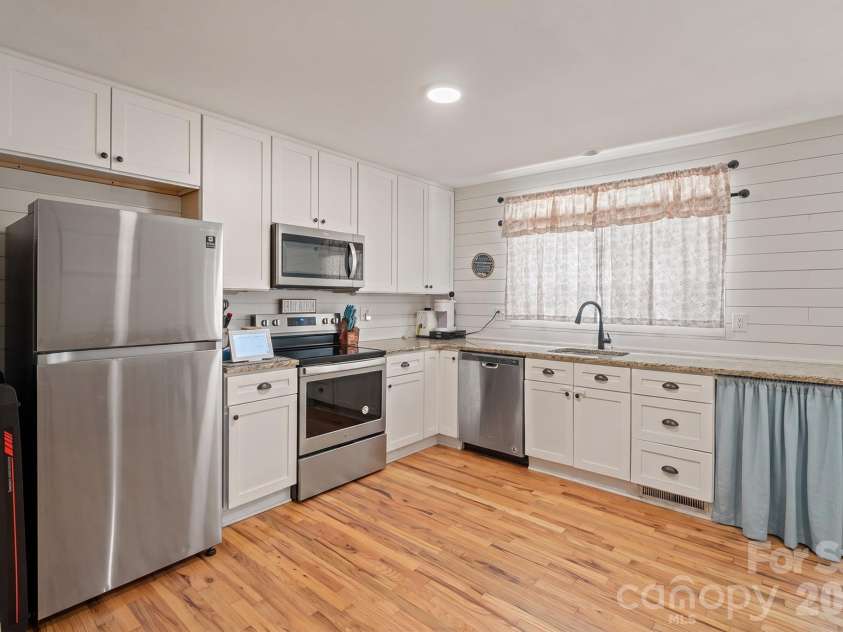 607 17th Street, Newton, NC 28658.  MLS# CAR4416815, YatesRealty ID 45709. 