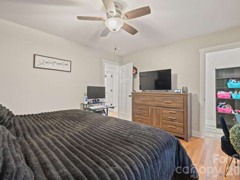 607 17th Street, Newton, NC 28658.  MLS# CAR4416815, YatesRealty ID 45709. 