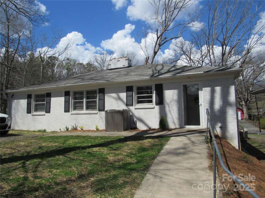 107 9th Street, Black Mountain, NC 28711.  MLS# CAR4243929, YatesRealty ID 4571. 