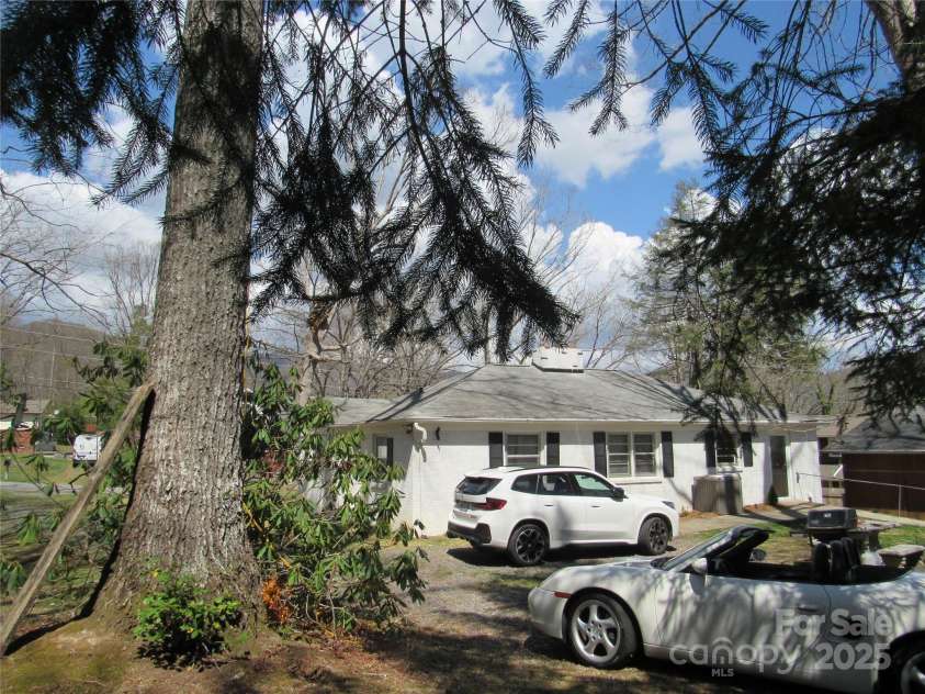 107 9th Street, Black Mountain, NC 28711.  MLS# CAR4243929, YatesRealty ID 4571. 