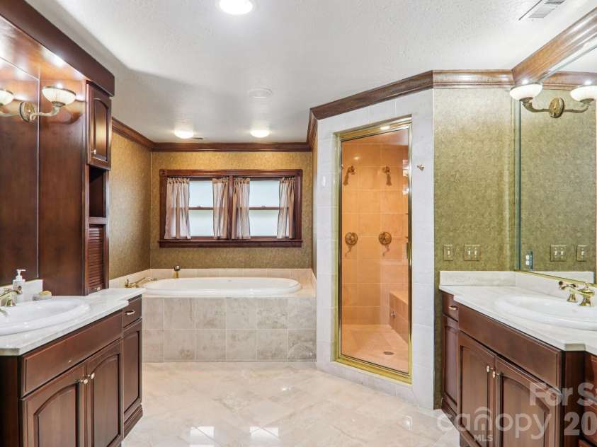 596 Club Boulevard, Lake Toxaway, NC 28747.  MLS# CAR4415218, YatesRealty ID 45711. 