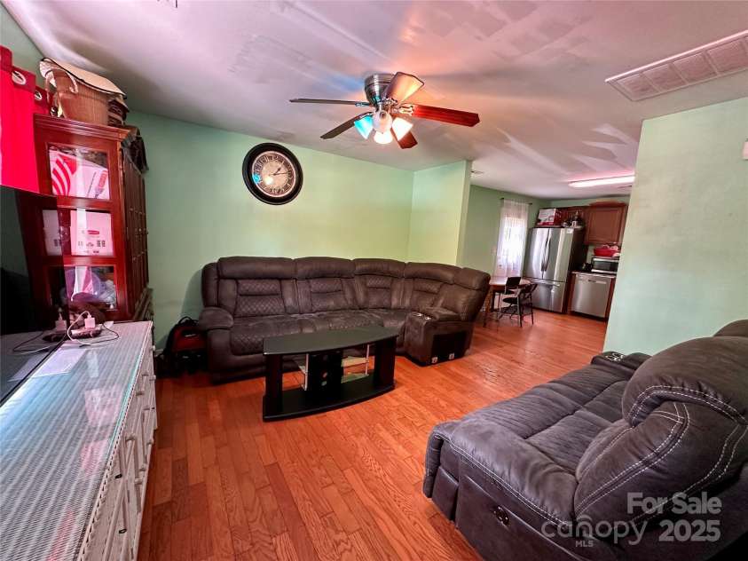 4927 Curtiswood Drive, Charlotte, NC 28213.  MLS# CAR4243585, YatesRealty ID 4572. 