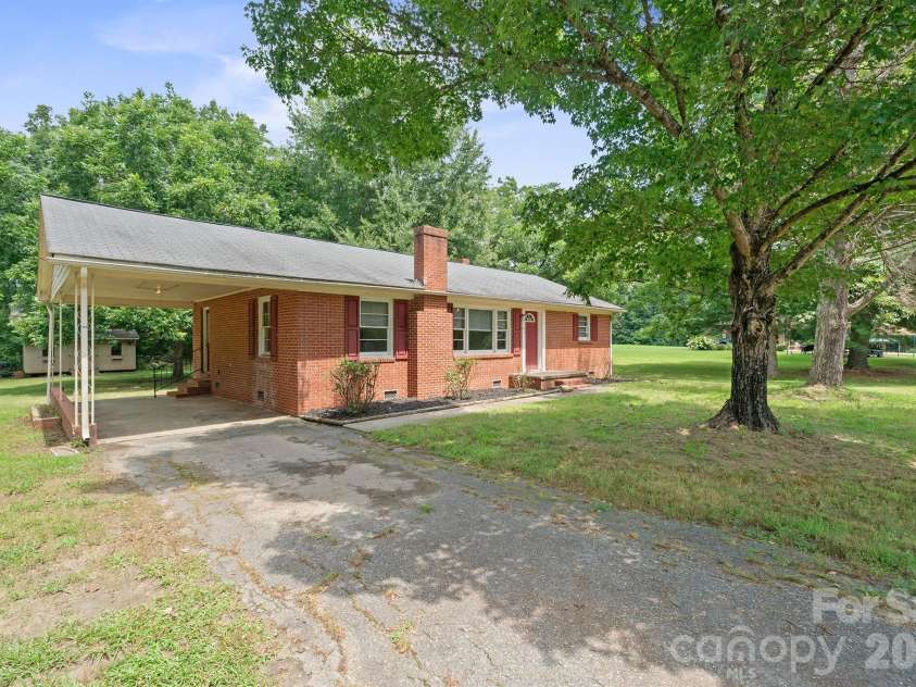 147 Oakdale Circle, Mocksville, NC 27028.  MLS# CAR4412099, YatesRealty ID 45720. 