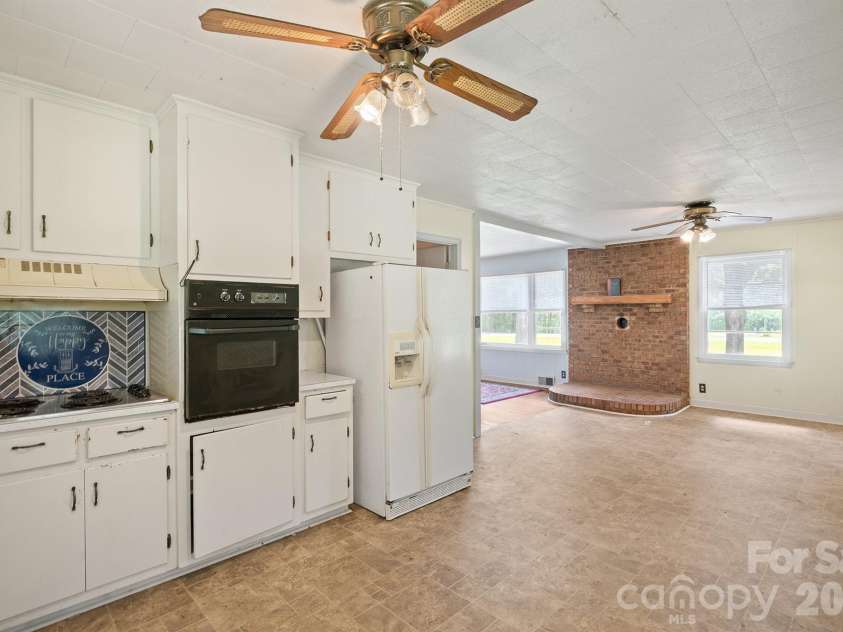 147 Oakdale Circle, Mocksville, NC 27028.  MLS# CAR4412099, YatesRealty ID 45720. 