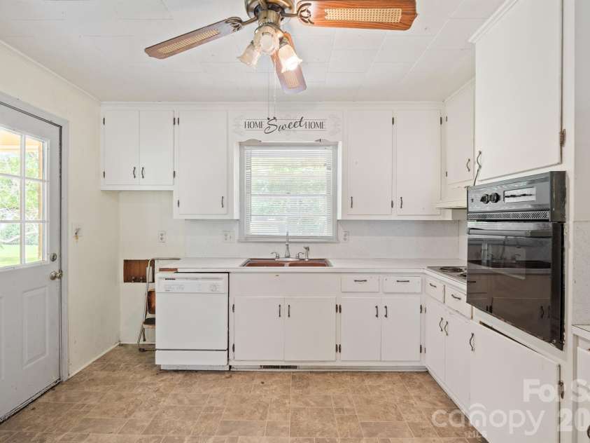 147 Oakdale Circle, Mocksville, NC 27028.  MLS# CAR4412099, YatesRealty ID 45720. 
