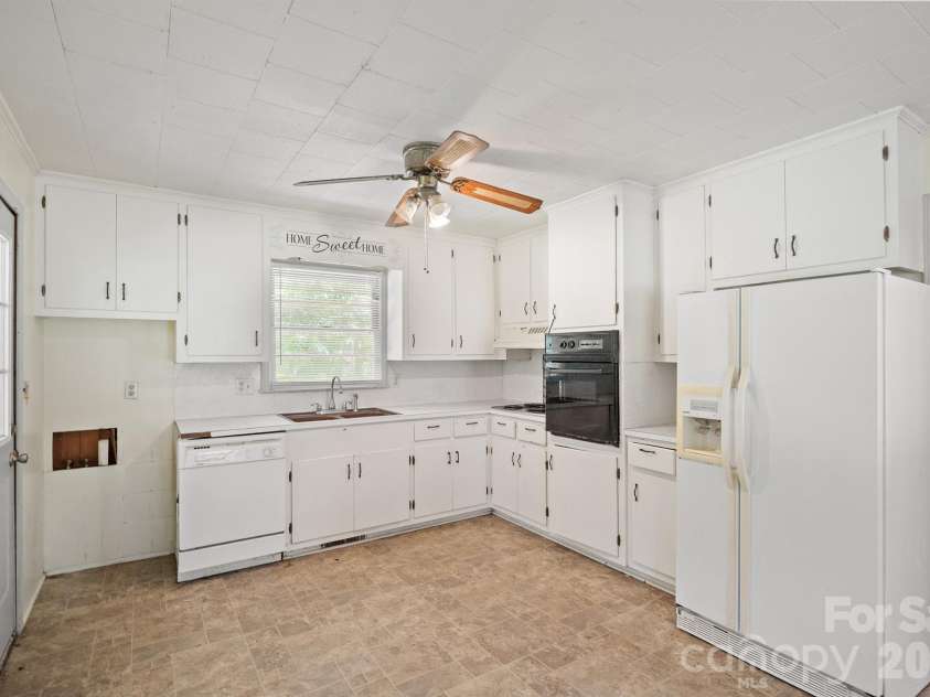 147 Oakdale Circle, Mocksville, NC 27028.  MLS# CAR4412099, YatesRealty ID 45720. 
