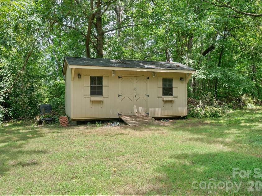 147 Oakdale Circle, Mocksville, NC 27028.  MLS# CAR4412099, YatesRealty ID 45720. 