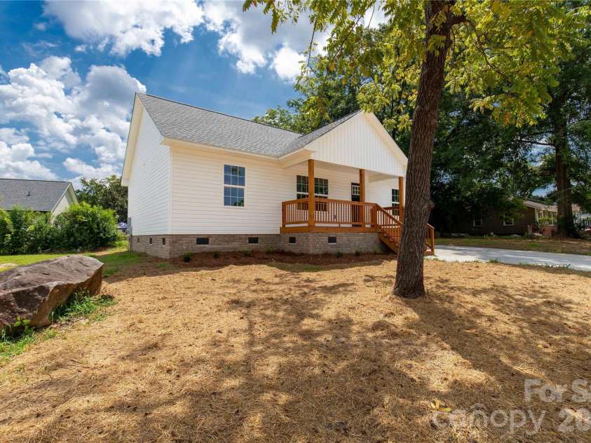815 Spruce Street, Rock Hill, SC 29730.  MLS# CAR4416830, YatesRealty ID 45727. 