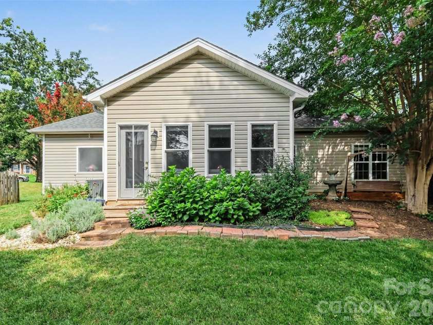 12034 Hampton Place Drive, Charlotte, NC 28269.  MLS# CAR4411824, YatesRealty ID 45733. 