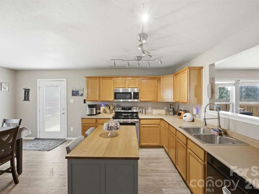 1106 Rainier Lane, Gastonia, NC 28052.  MLS# CAR4416403, YatesRealty ID 45738. Kitchen