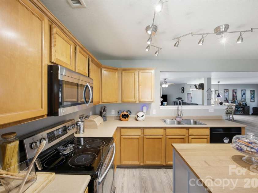 1106 Rainier Lane, Gastonia, NC 28052.  MLS# CAR4416403, YatesRealty ID 45738. Kitchen