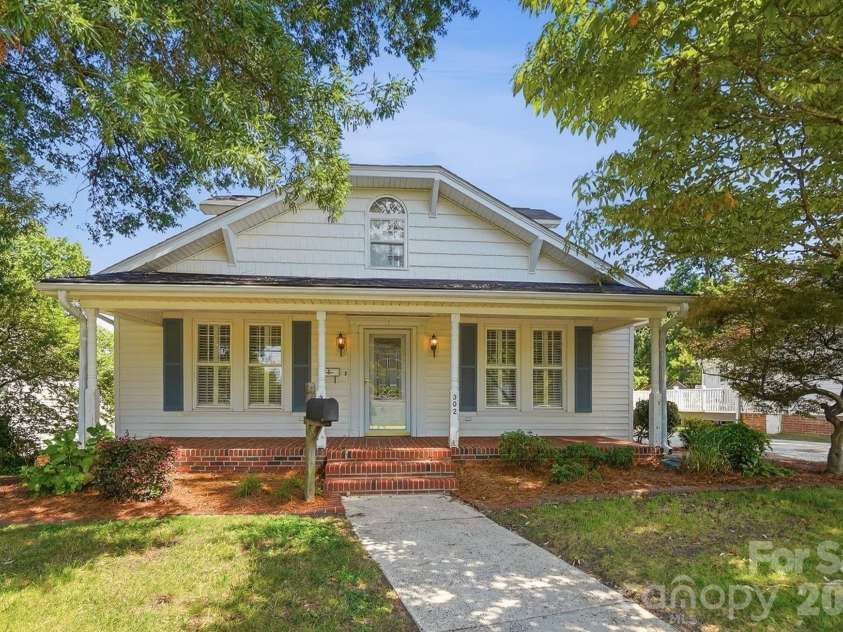 302 Ridge Avenue, Kannapolis, NC 28083.  MLS# CAR4414149, YatesRealty ID 45746. 302 N Ridge Avenue