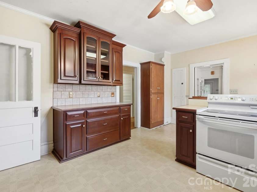302 Ridge Avenue, Kannapolis, NC 28083.  MLS# CAR4414149, YatesRealty ID 45746. 