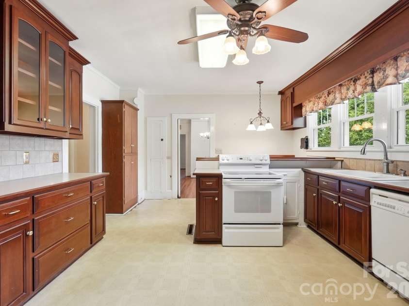 302 Ridge Avenue, Kannapolis, NC 28083.  MLS# CAR4414149, YatesRealty ID 45746. 