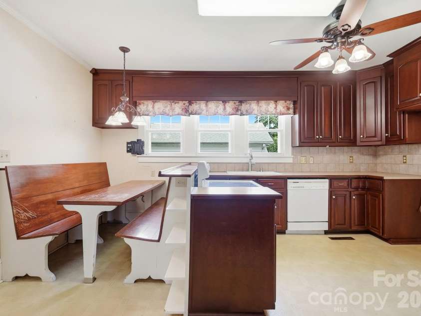 302 Ridge Avenue, Kannapolis, NC 28083.  MLS# CAR4414149, YatesRealty ID 45746. Kitchen