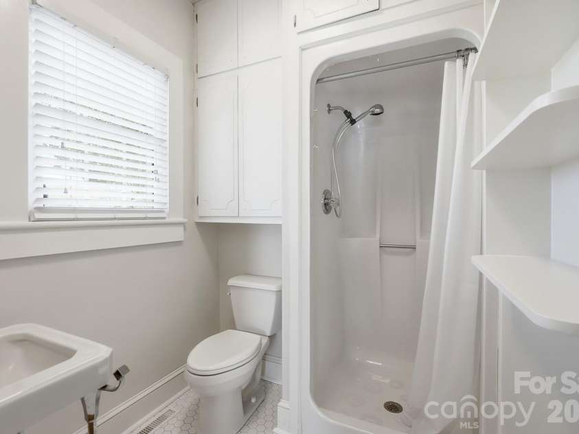 302 Ridge Avenue, Kannapolis, NC 28083.  MLS# CAR4414149, YatesRealty ID 45746. Primary Bathroom