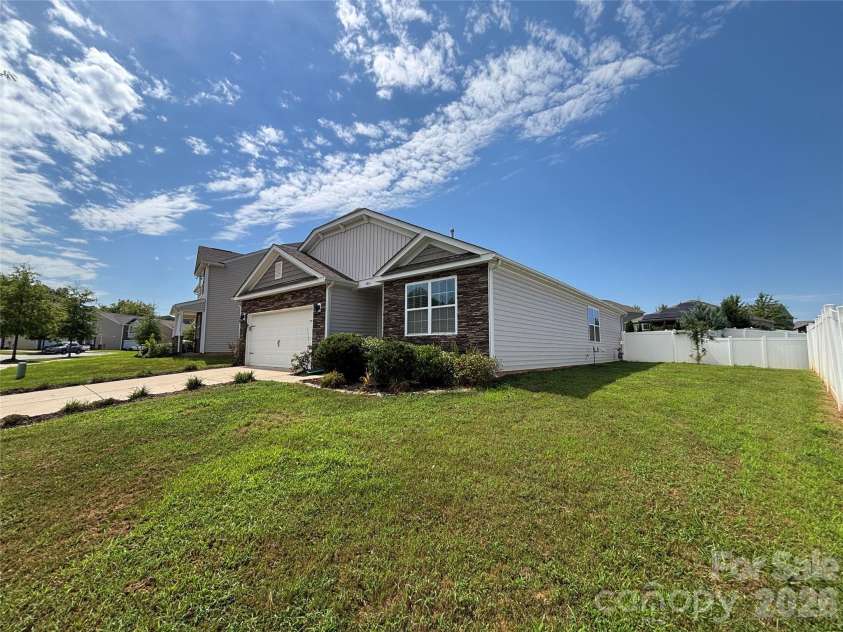 6816 Pennyroyal Way, Charlotte, NC 28216.  MLS# CAR4416598, YatesRealty ID 45748. 