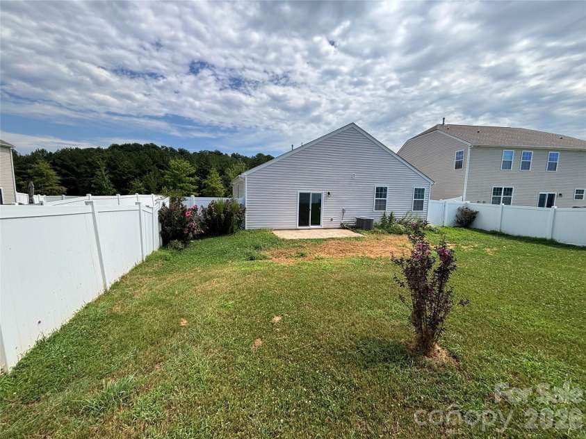 6816 Pennyroyal Way, Charlotte, NC 28216.  MLS# CAR4416598, YatesRealty ID 45748. 