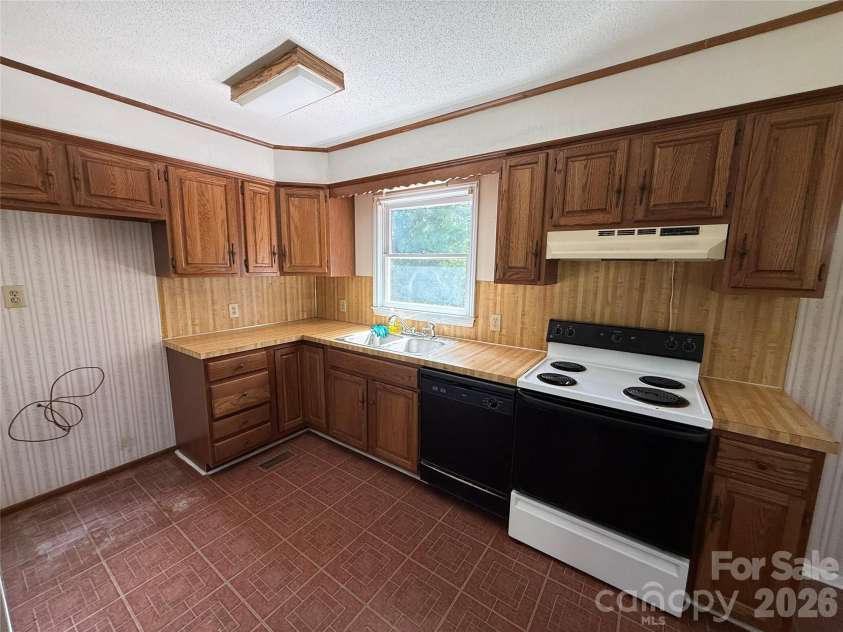 3695 Commanche Court, Lenoir, NC 28645.  MLS# CAR4415005, YatesRealty ID 45749. 