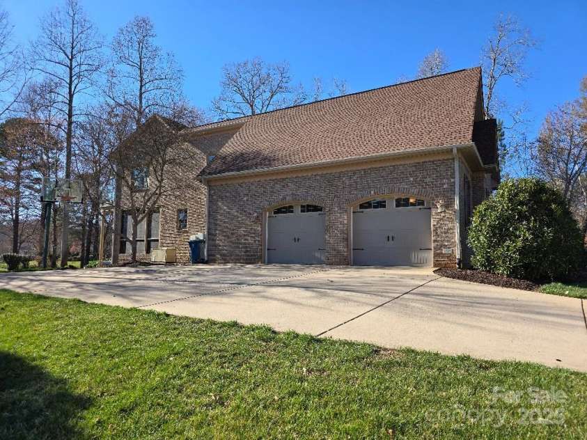 6787 Bronco Lane, Summerfield, NC 27358.  MLS# CAR4244243, YatesRealty ID 4575. 