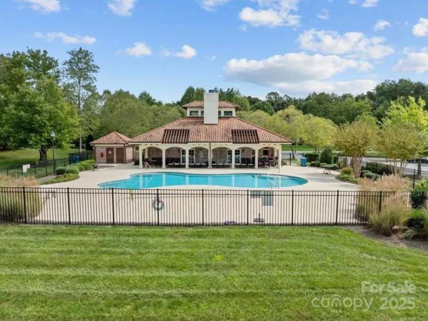 6787 Bronco Lane, Summerfield, NC 27358.  MLS# CAR4244243, YatesRealty ID 4575. 
