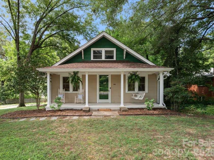 441 8th Avenue Drive, Hickory, NC 28601.  MLS# CAR4416718, YatesRealty ID 45751. 