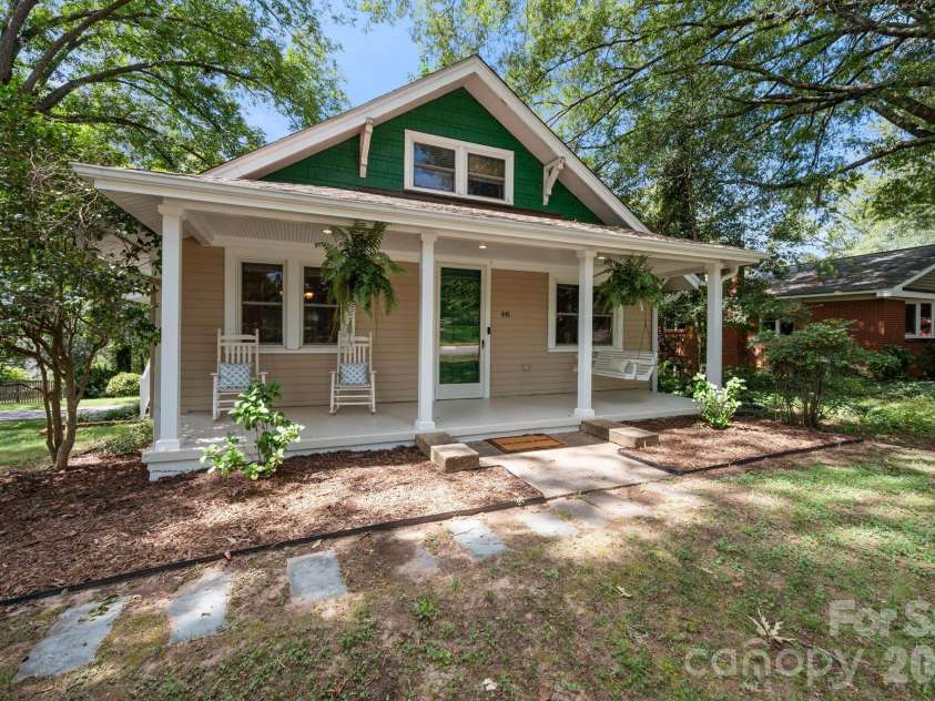 441 8th Avenue Drive, Hickory, NC 28601.  MLS# CAR4416718, YatesRealty ID 45751. 