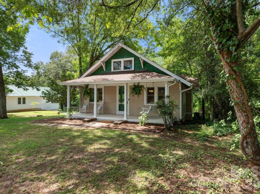 441 8th Avenue Drive, Hickory, NC 28601.  MLS# CAR4416718, YatesRealty ID 45751. 