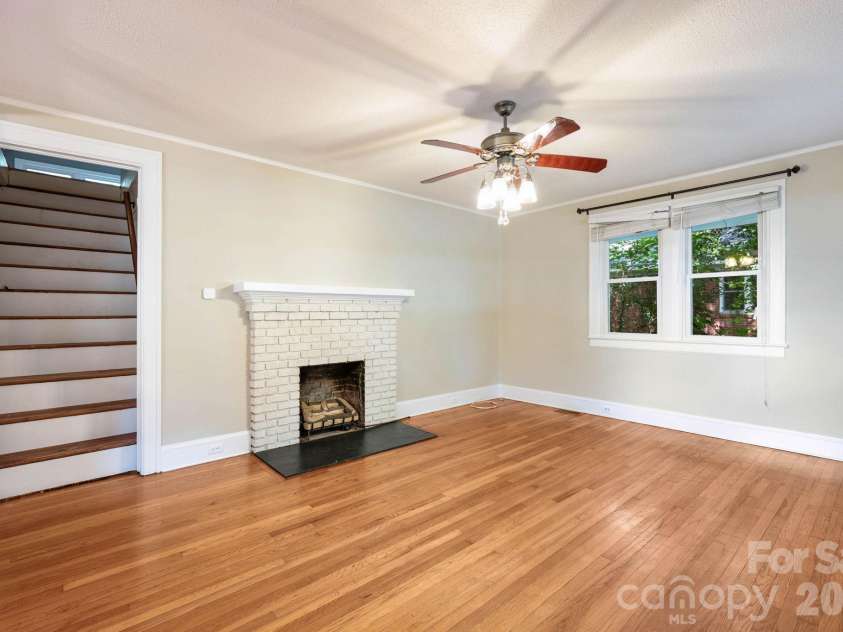 441 8th Avenue Drive, Hickory, NC 28601.  MLS# CAR4416718, YatesRealty ID 45751. 