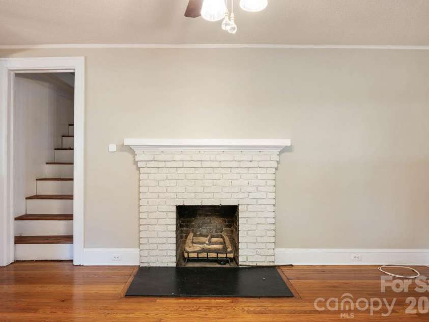 441 8th Avenue Drive, Hickory, NC 28601.  MLS# CAR4416718, YatesRealty ID 45751. 