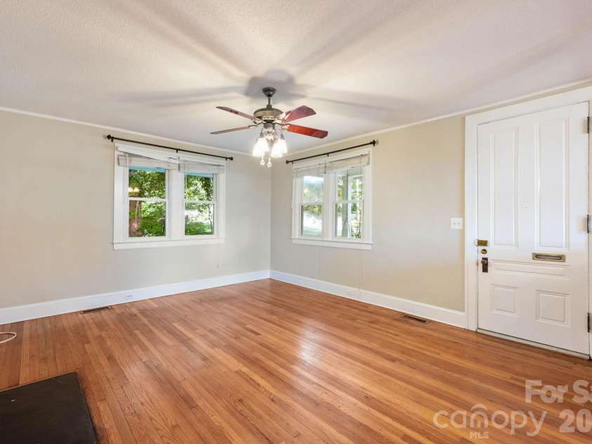 441 8th Avenue Drive, Hickory, NC 28601.  MLS# CAR4416718, YatesRealty ID 45751. 