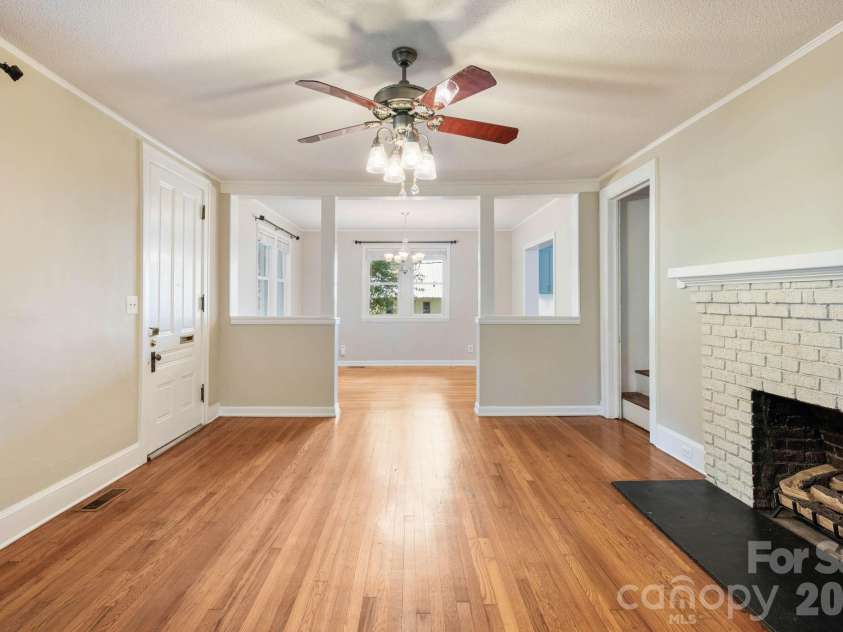 441 8th Avenue Drive, Hickory, NC 28601.  MLS# CAR4416718, YatesRealty ID 45751. 