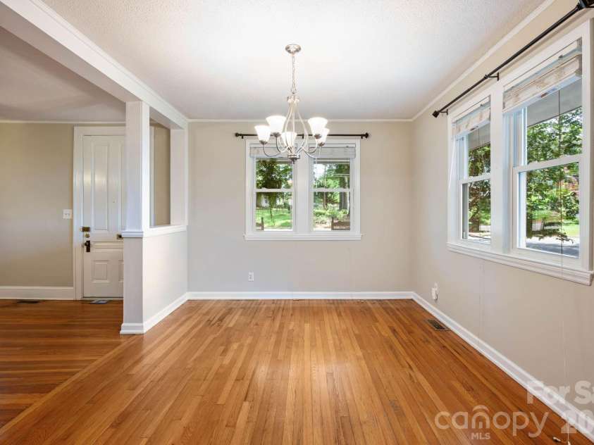441 8th Avenue Drive, Hickory, NC 28601.  MLS# CAR4416718, YatesRealty ID 45751. 